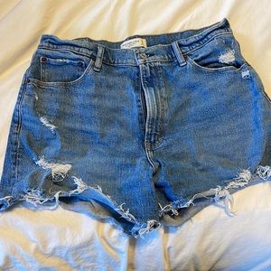 Abercrombie & Fitch The 4” Mom Short Curve Love High Rise